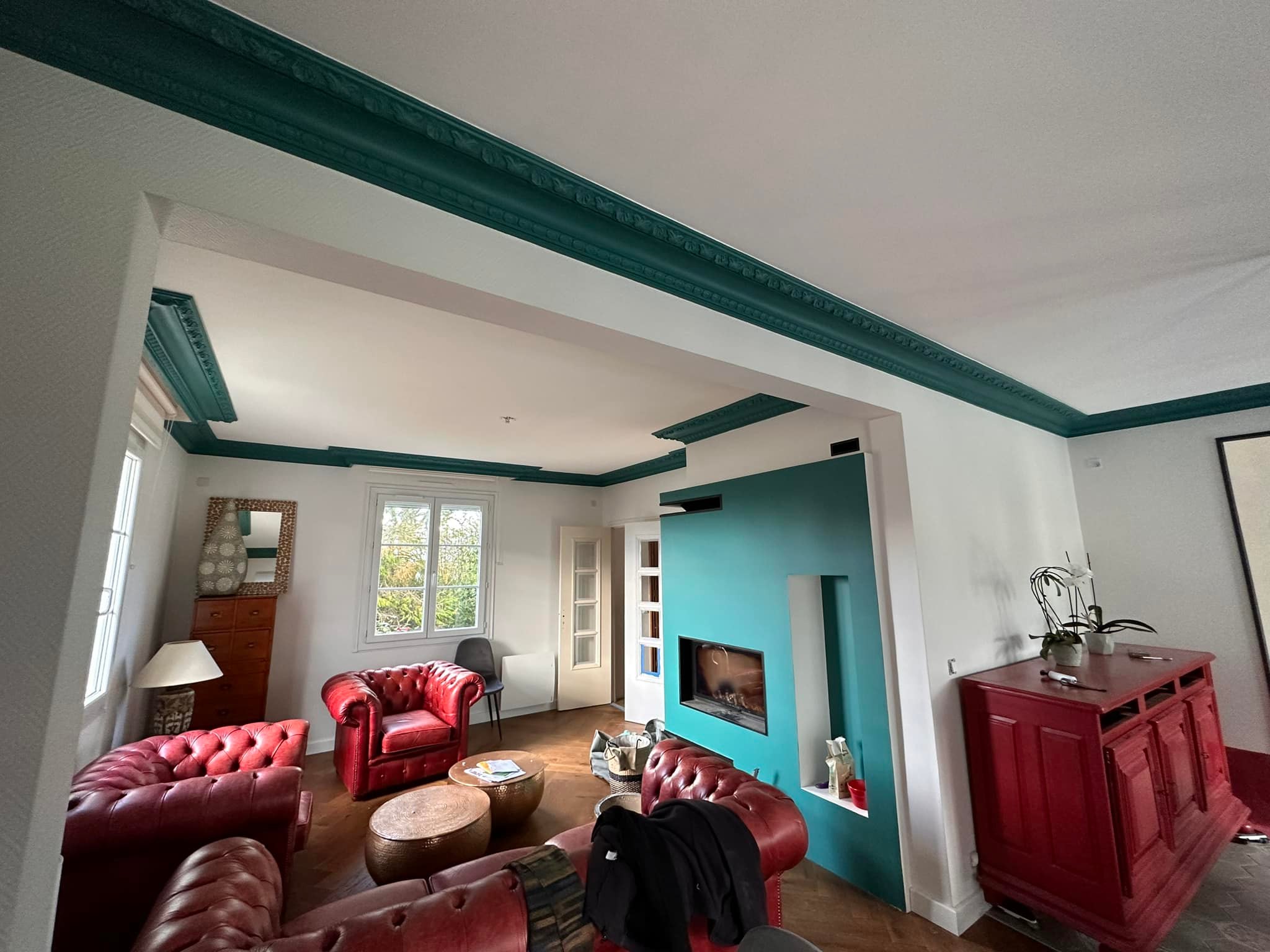 Beau chantier sur Hédé-Bazouges (35).
Photos avant:
Reprise des plafonds , corniches. Mise en peinture d’une belle cheminée fraîchement fabriquée.
Dépose du papier-peint dans la cuisine avant prépa et mise en peinture