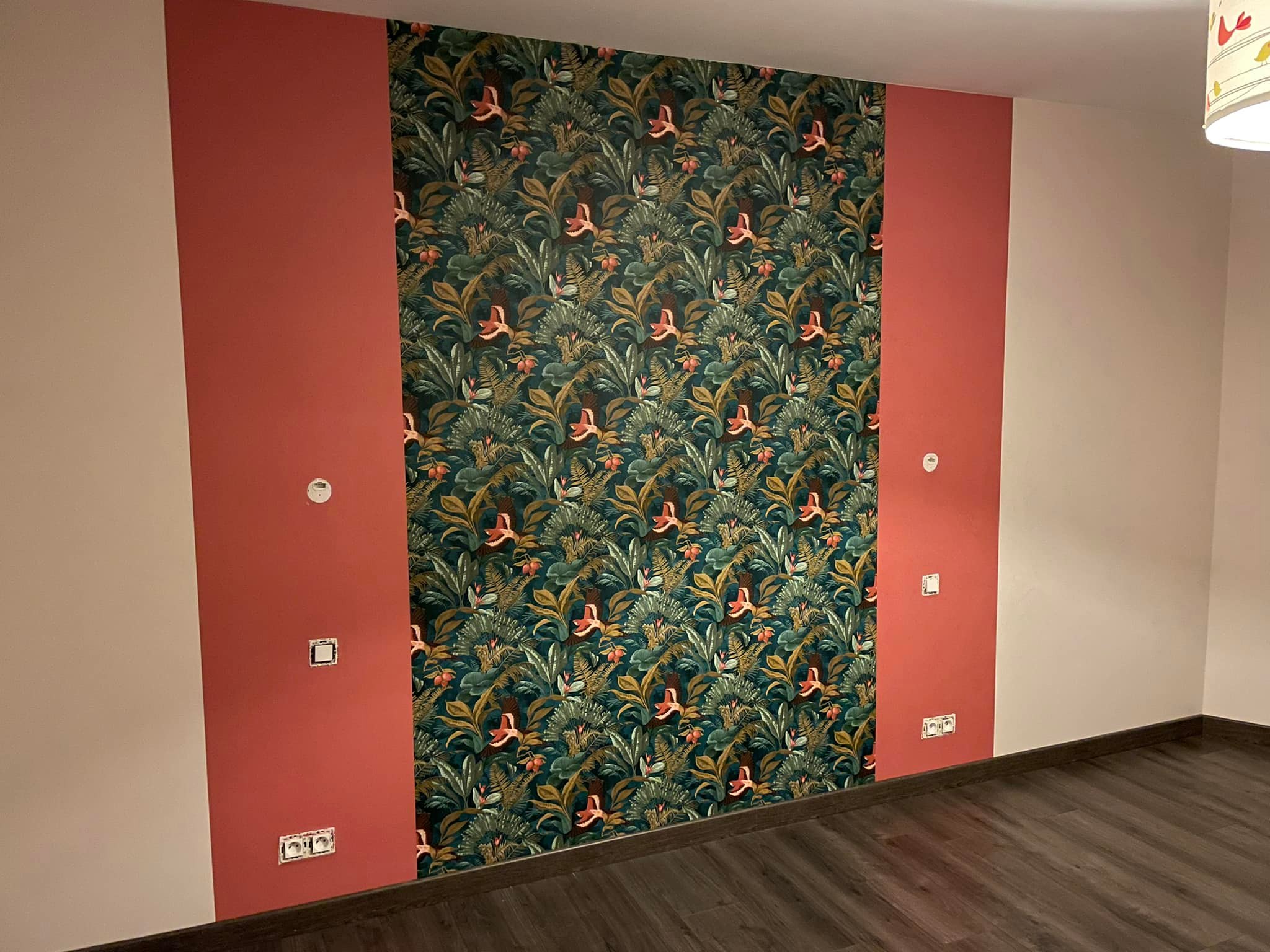 Une chambre d’ado. 
Enduisage et mise en peinture du plafond et des murs. La pose d’un papier peint en guise de tête de lit.